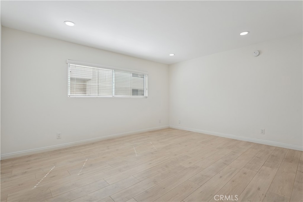 5330 Zelzah Avenue, Unit 7 Encino, CA 91316 - Photo 24 of 35 an empty room with a empty space and window