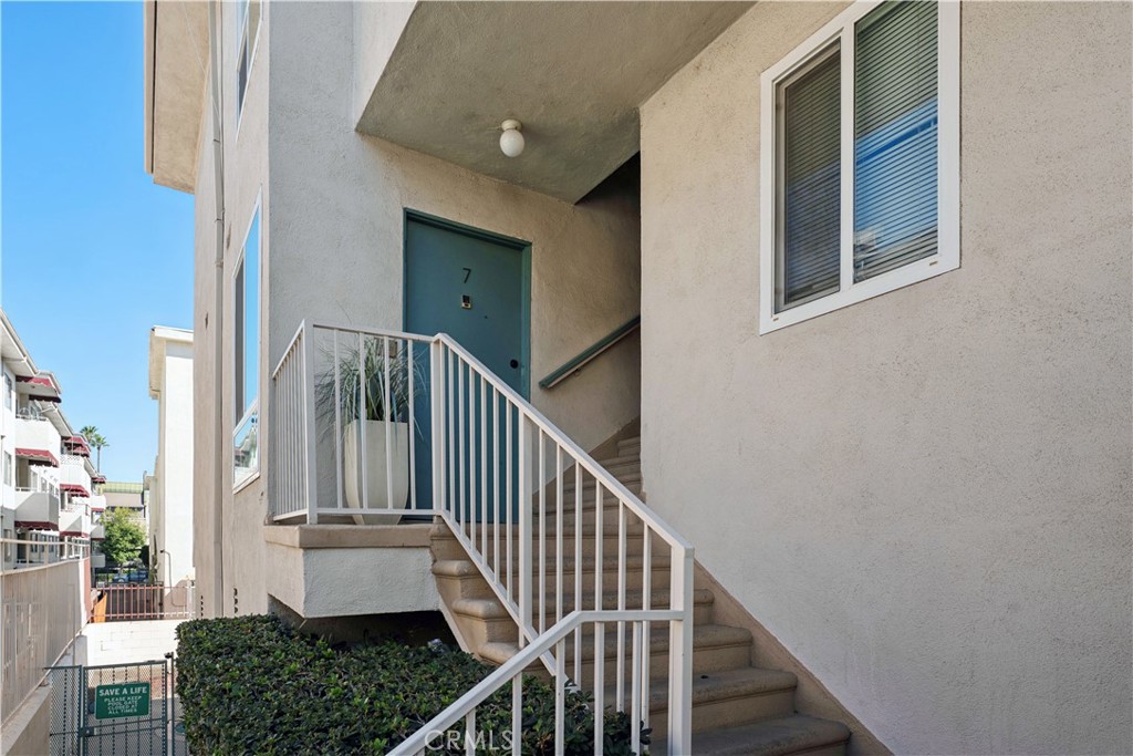 5330 Zelzah Avenue, Unit 7 Encino, CA 91316 - Photo 30 of 35 a view of entryway and hall with wooden floor