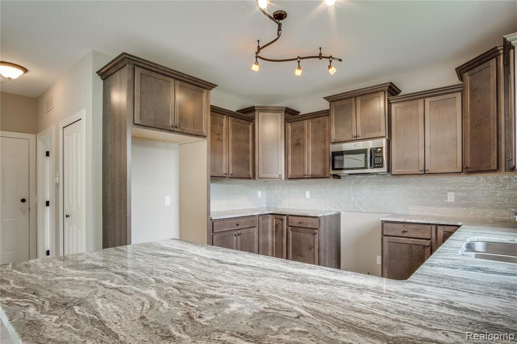 2914 Walsh Drive Rochester Hills, MI 48309 - Photo 13 of 36
