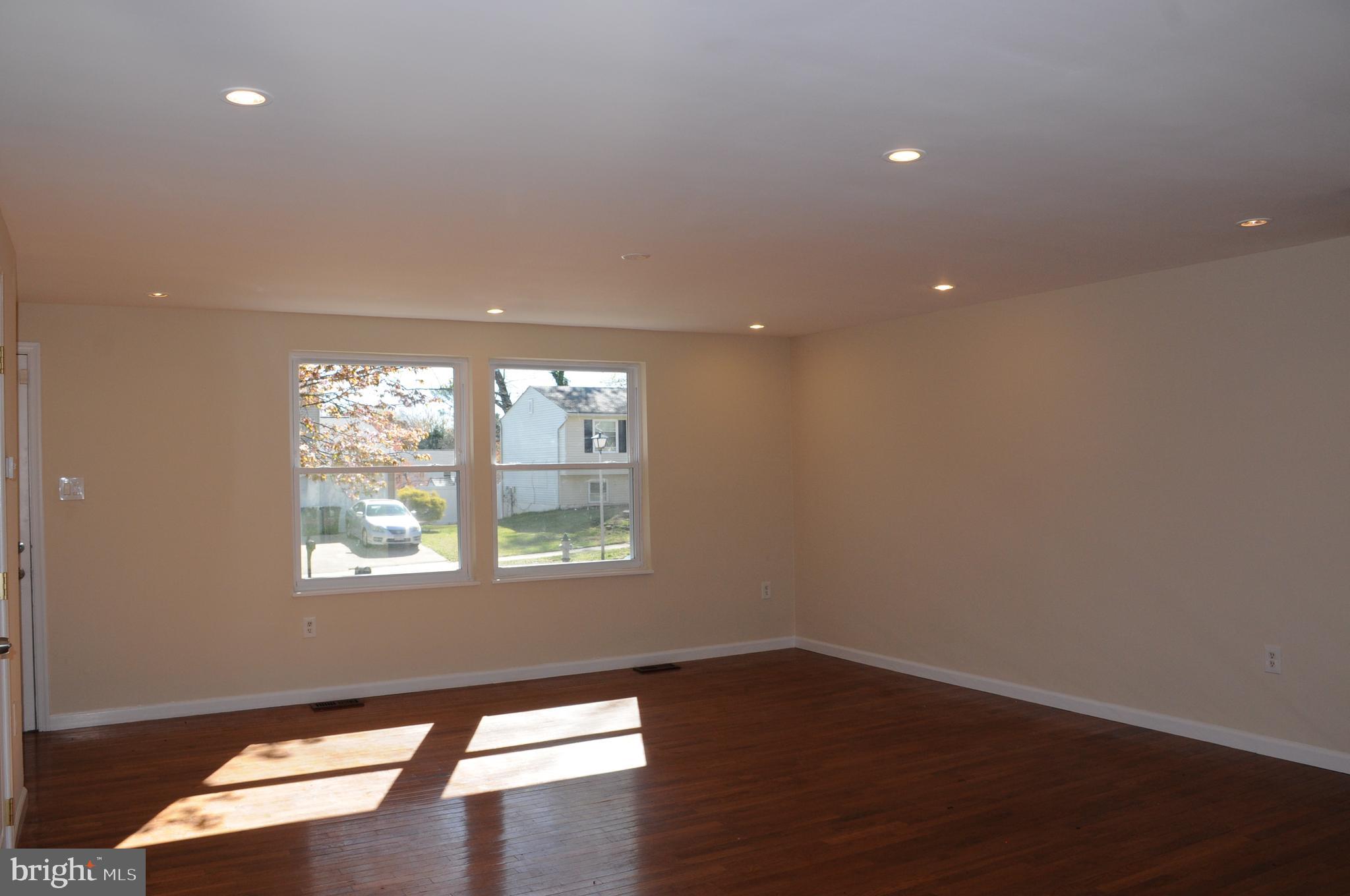 9307 Friar Road Fort Washington, MD 20744 - Photo 8 of 31 Living Room