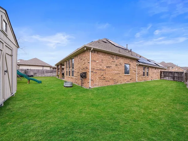 a view of a house with backyard