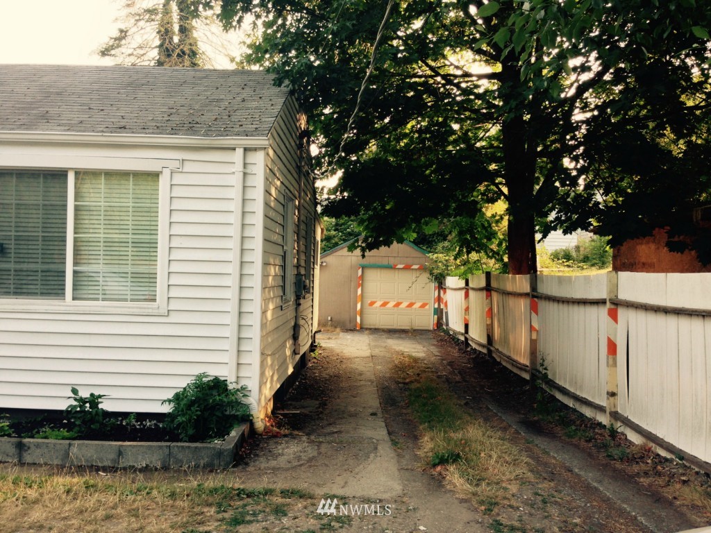 11914 Renton Avenue South Seattle, WA 98178 - Photo 2 of 10 Gallery Image 2