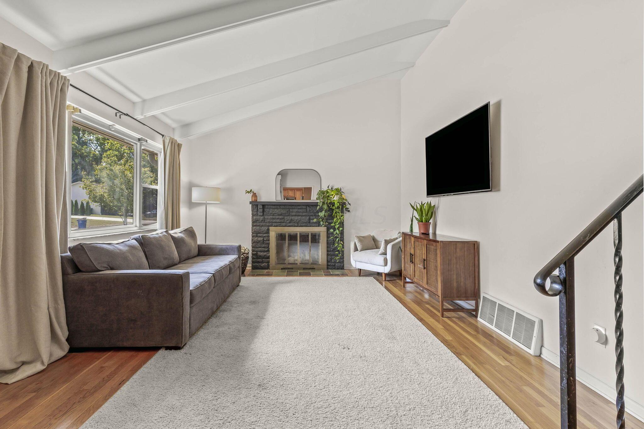 22-web-or-mls-906FarnhamRoad_Hommati102