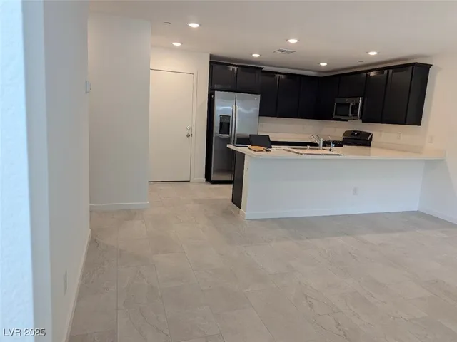 $2,100 | 6270 Foxes Dl Street, Las Vegas, NV 89166