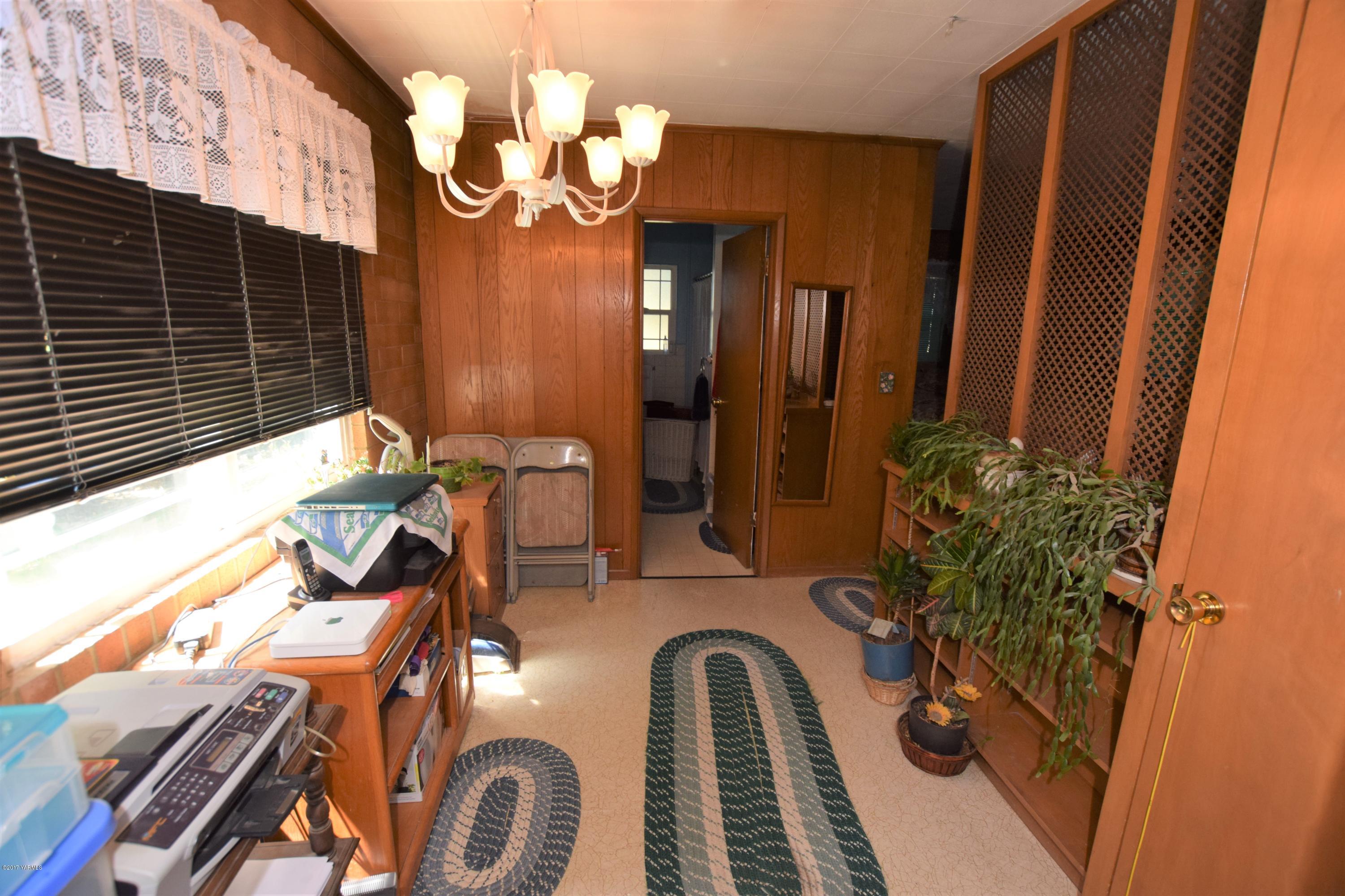 13760 Rutherford Road Yakima, WA 98903 - Photo 11 of 25 a view of a balcony with chairs