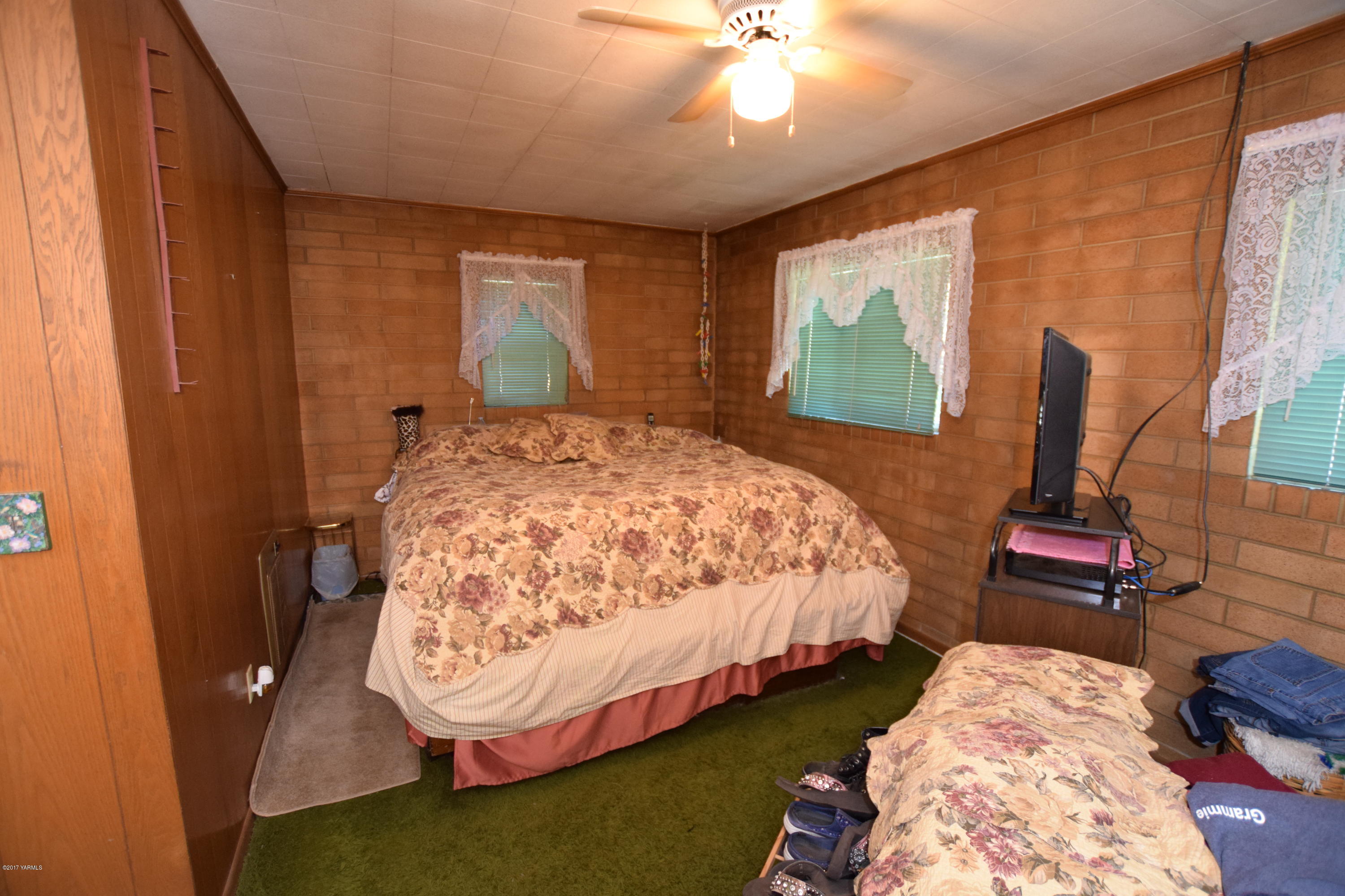 13760 Rutherford Road Yakima, WA 98903 - Photo 12 of 25 a bedroom with bed and a window