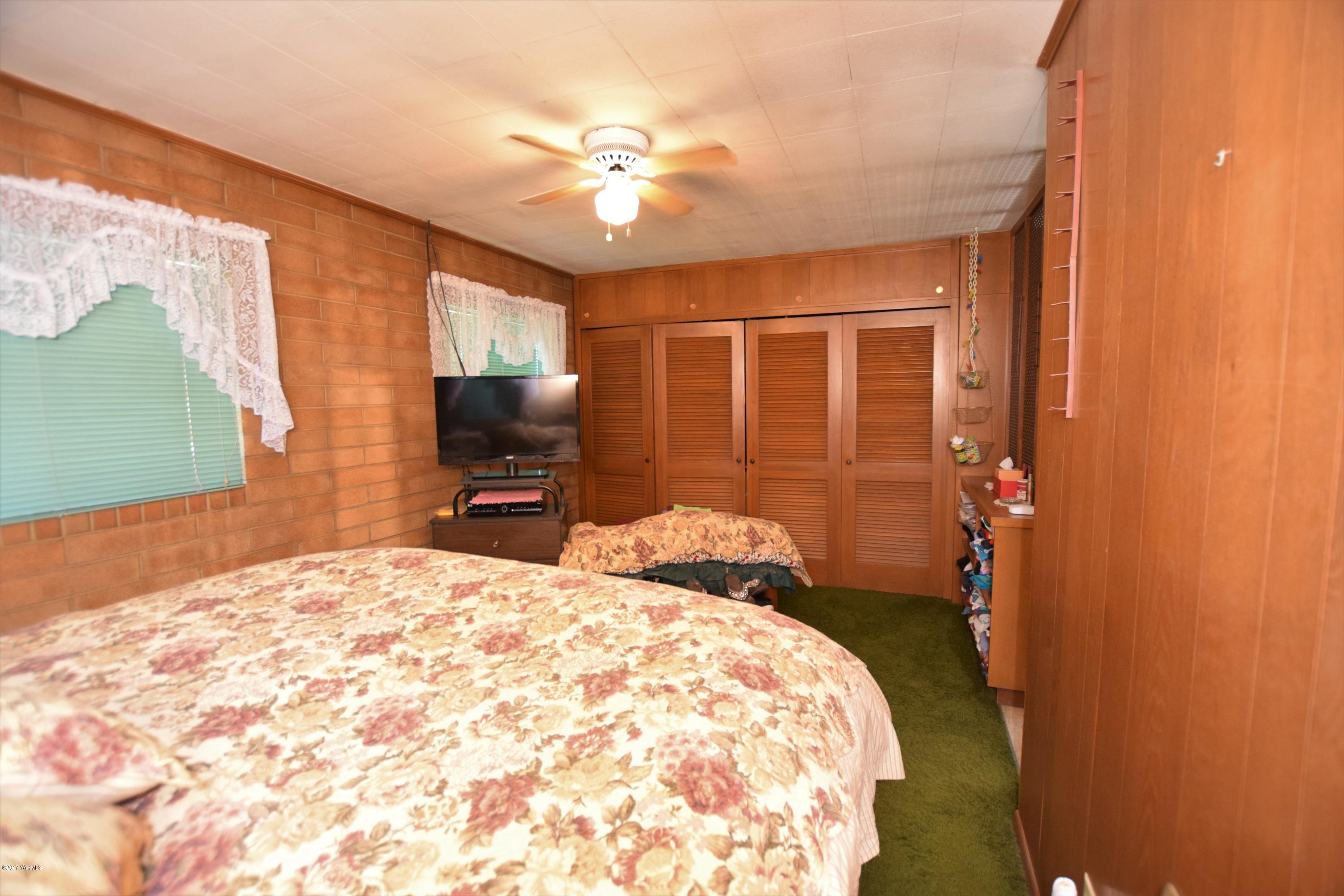 13760 Rutherford Road Yakima, WA 98903 - Photo 13 of 25 a bedroom with a bed and a chandelier