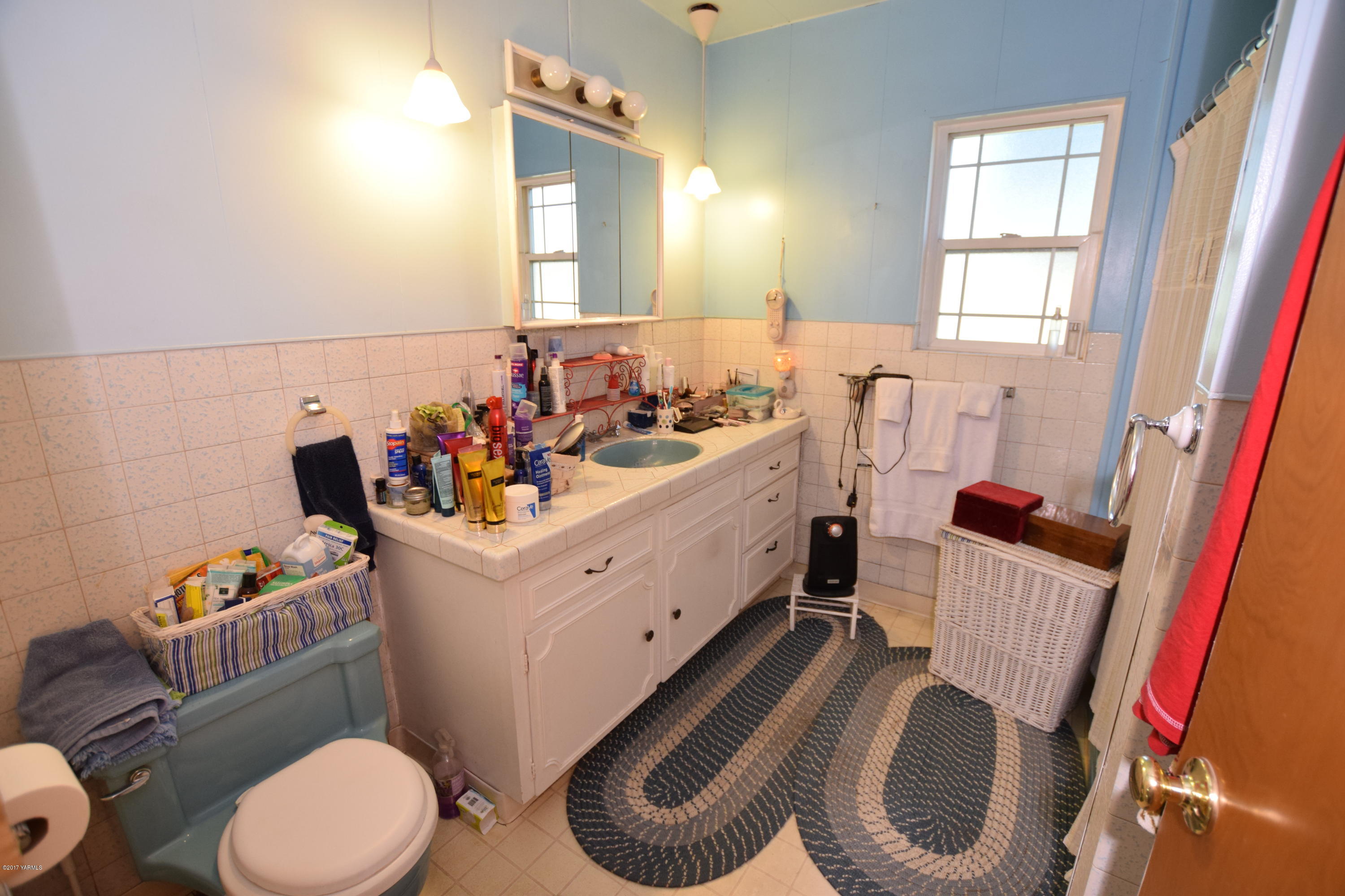 13760 Rutherford Road Yakima, WA 98903 - Photo 14 of 25 a bathroom with a sink mirror and toilet