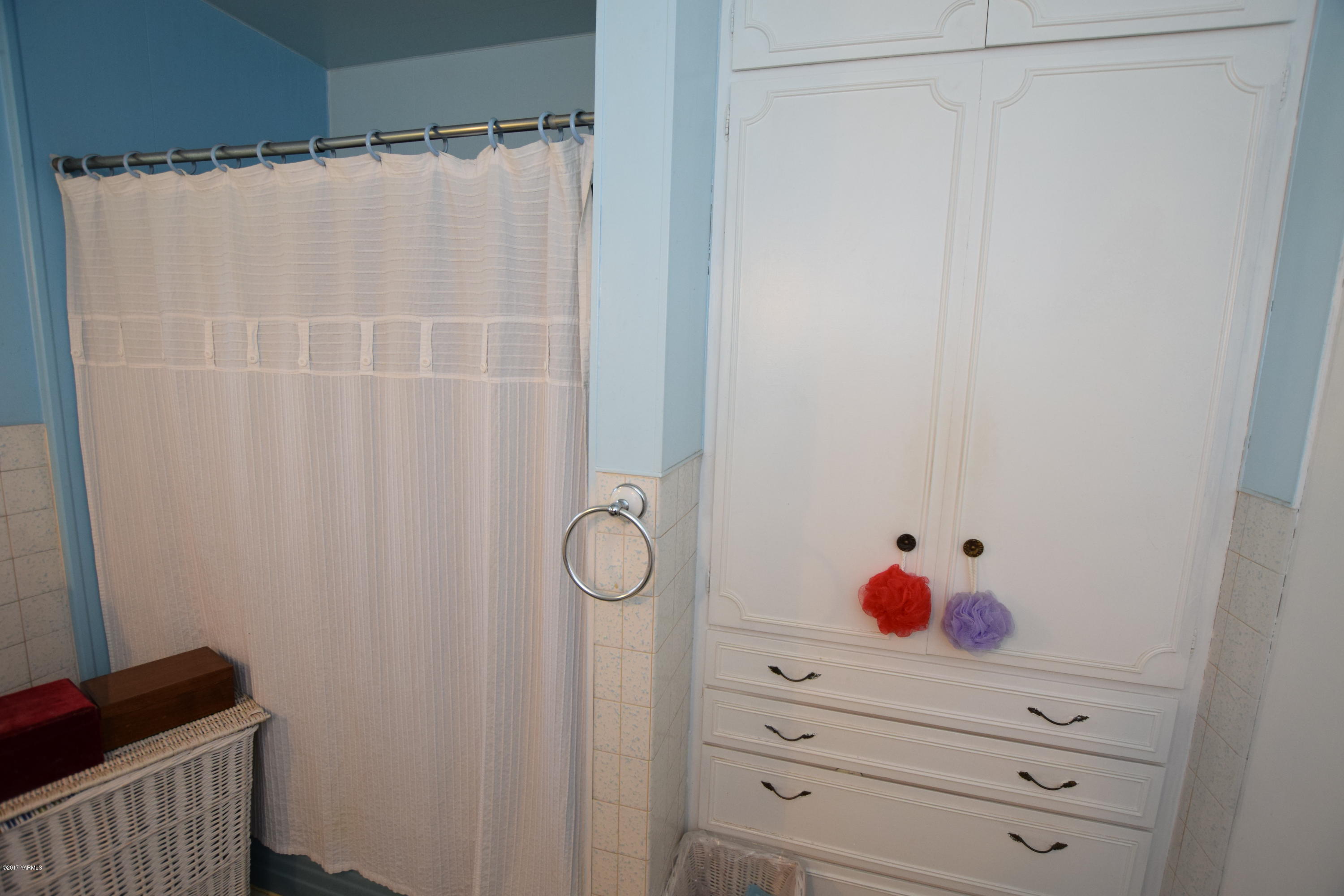 13760 Rutherford Road Yakima, WA 98903 - Photo 15 of 25 a bathroom with a cabinets and a shower