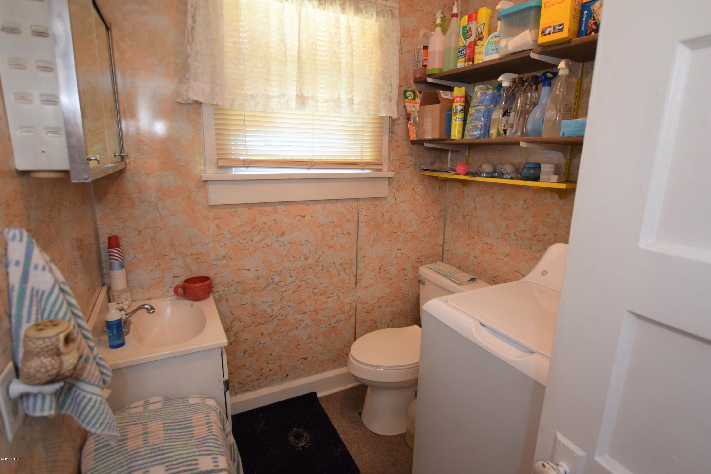 13760 Rutherford Road Yakima, WA 98903 - Photo 18 of 25 a bathroom with a toilet and a sink