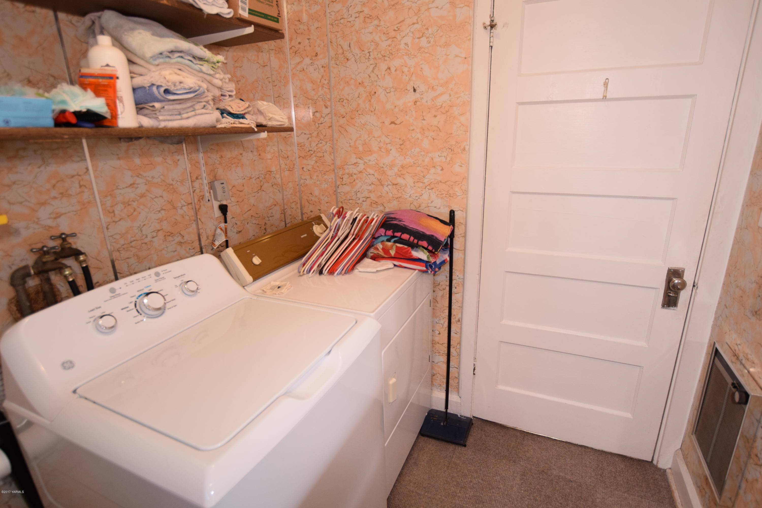 13760 Rutherford Road Yakima, WA 98903 - Photo 19 of 25 a utility room with dryer and washer
