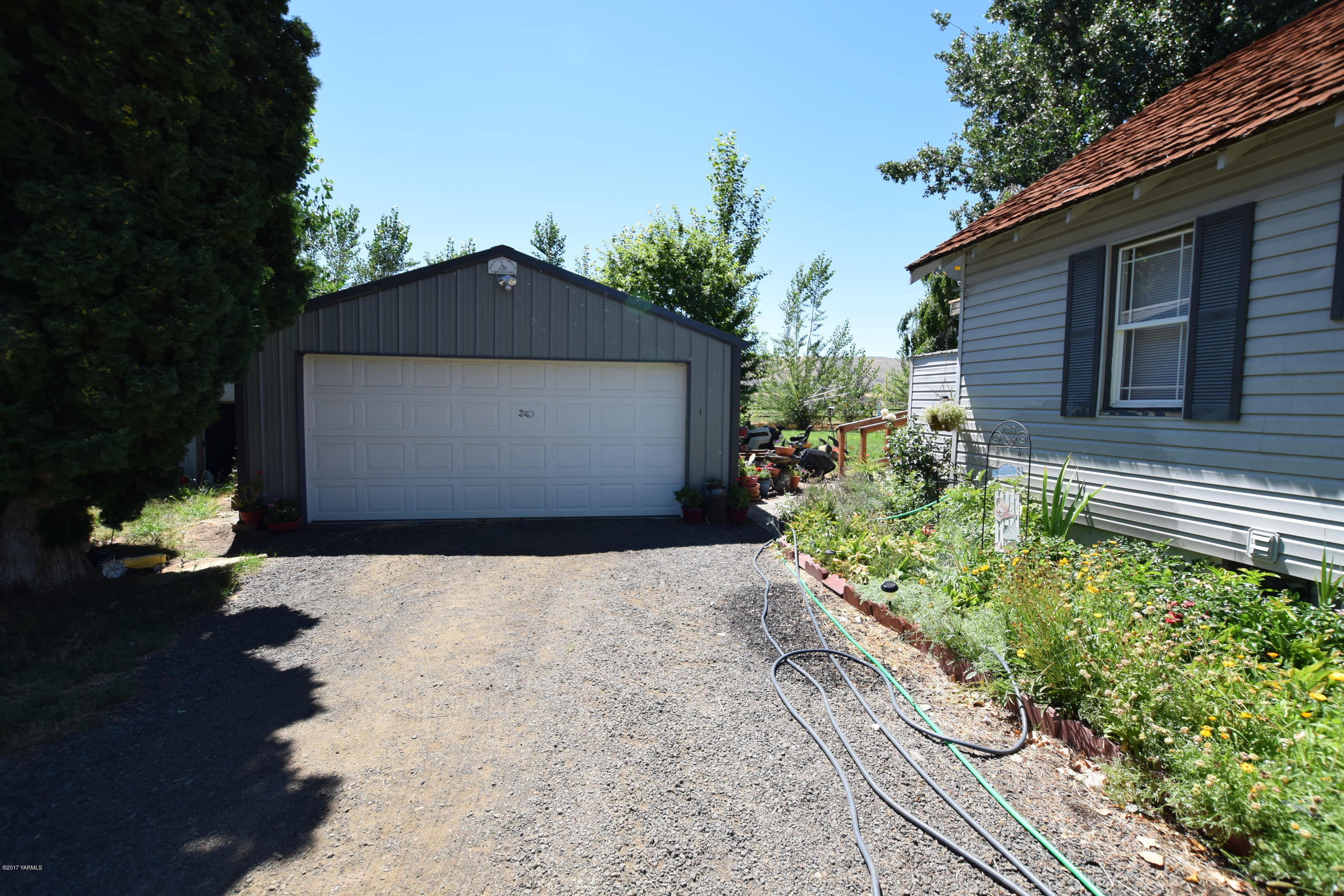 13760 Rutherford Road Yakima, WA 98903 - Photo 20 of 25 a front view of a house with a yard and a garden