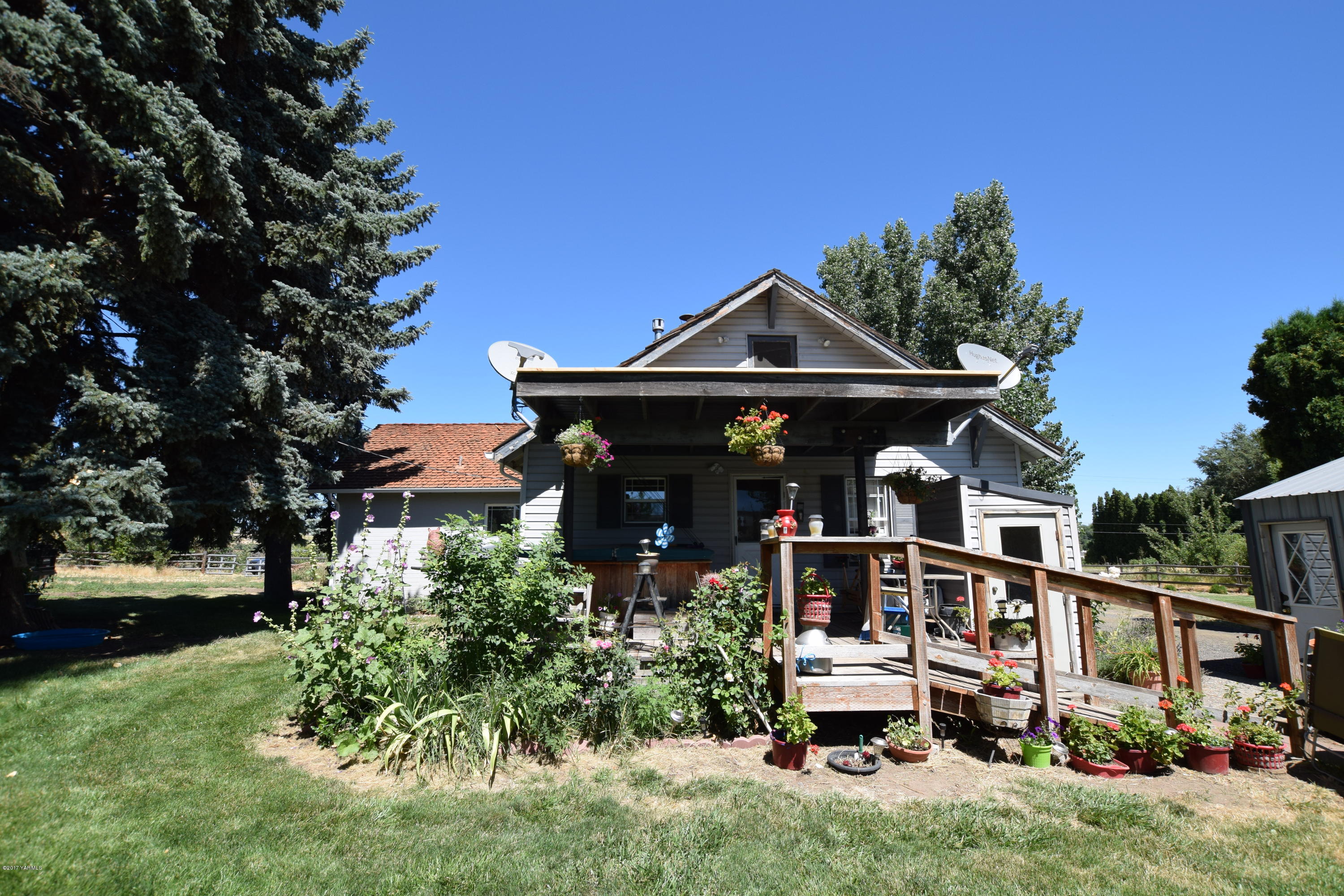 13760 Rutherford Road Yakima, WA 98903 - Photo 21 of 25 a front view of a house with garden