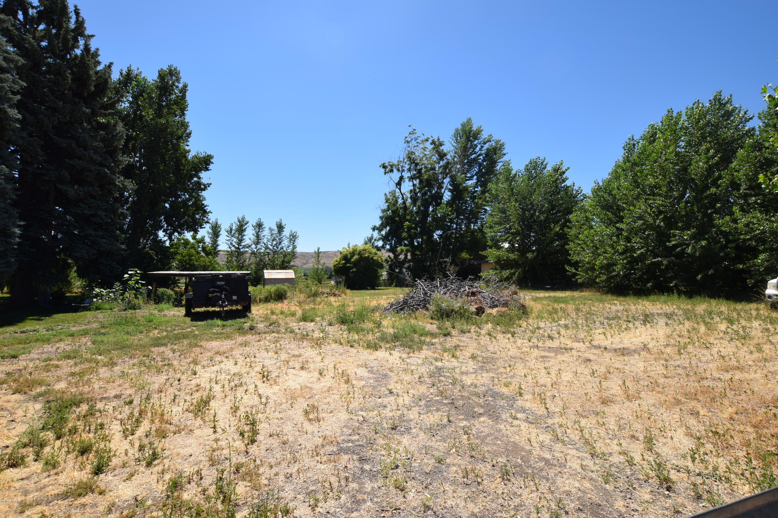 13760 Rutherford Road Yakima, WA 98903 - Photo 24 of 25 a backyard of a house with lots of green space
