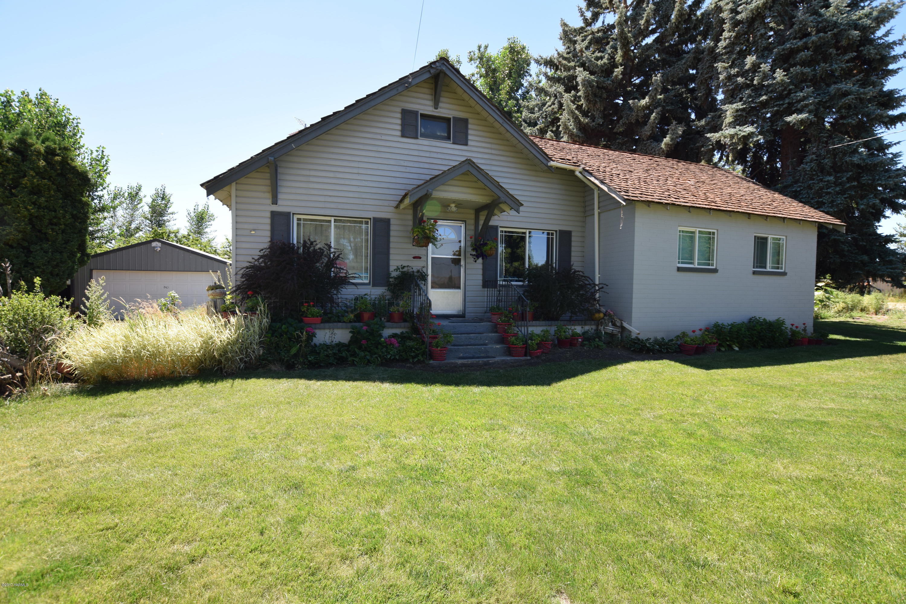 13760 Rutherford Road Yakima, WA 98903 - Photo 25 of 25 a front view of house with yard and green space
