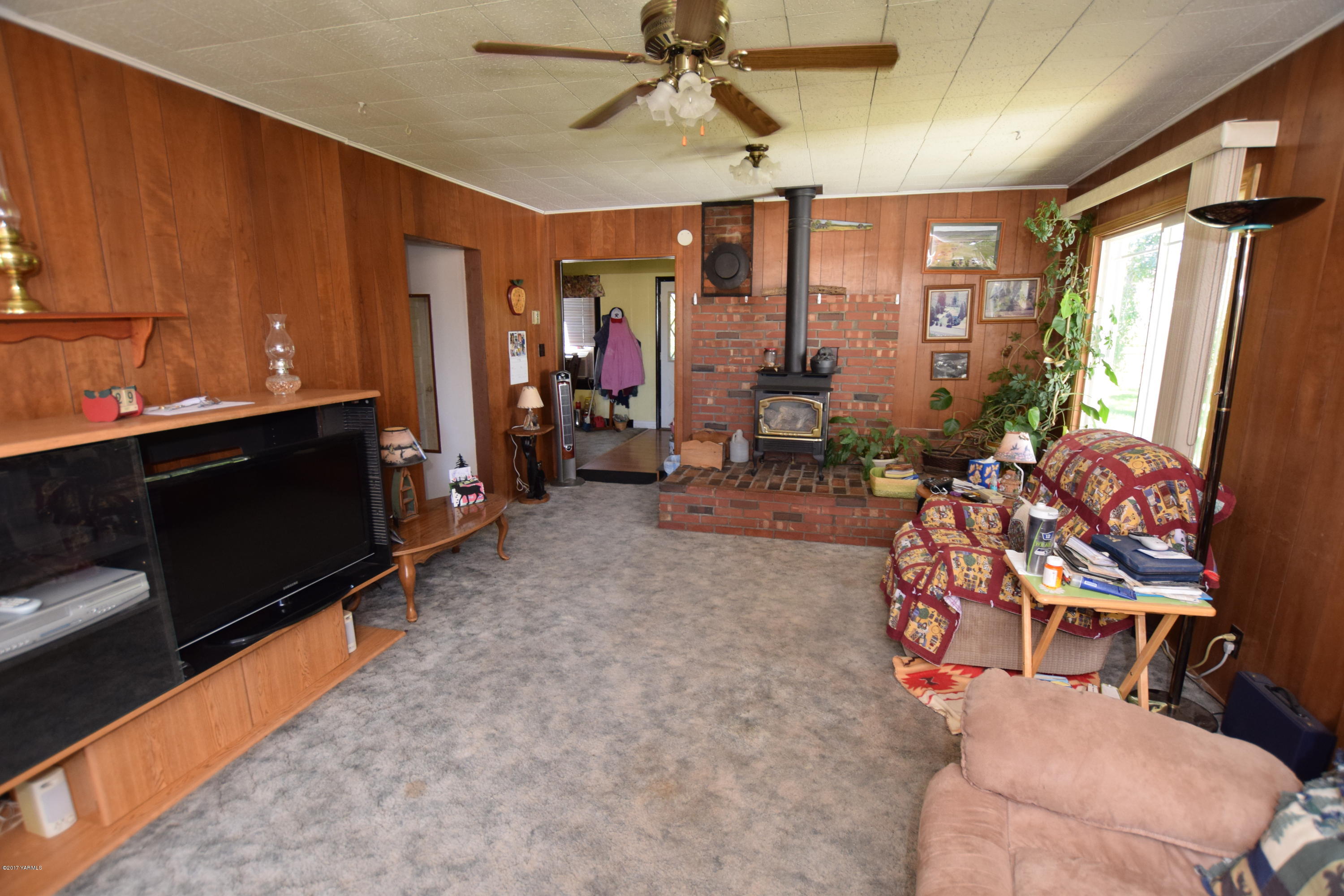 13760 Rutherford Road Yakima, WA 98903 - Photo 4 of 25 a living room with furniture a ceiling fan and a window