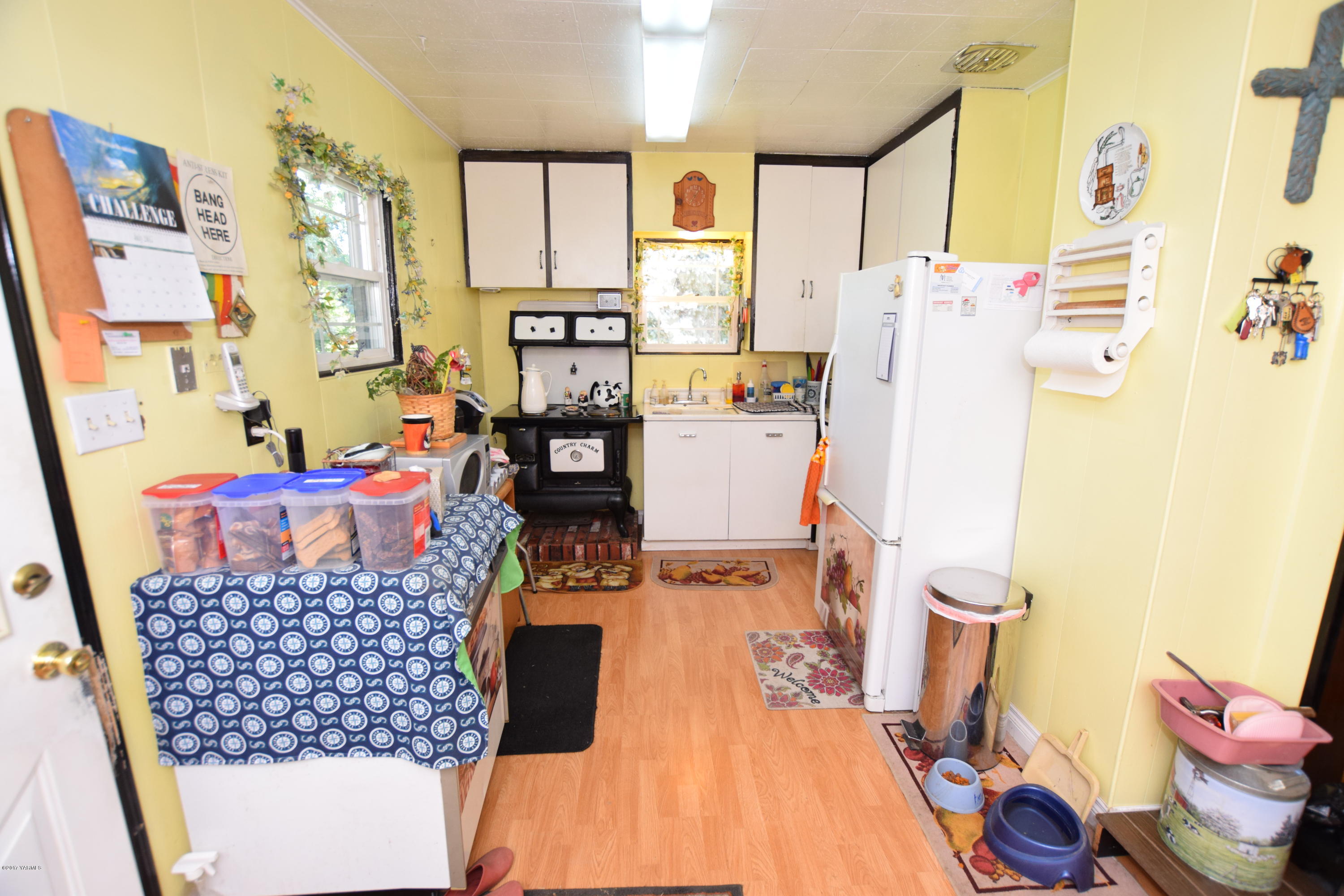 13760 Rutherford Road Yakima, WA 98903 - Photo 6 of 25 a living room with furniture and a refrigerator