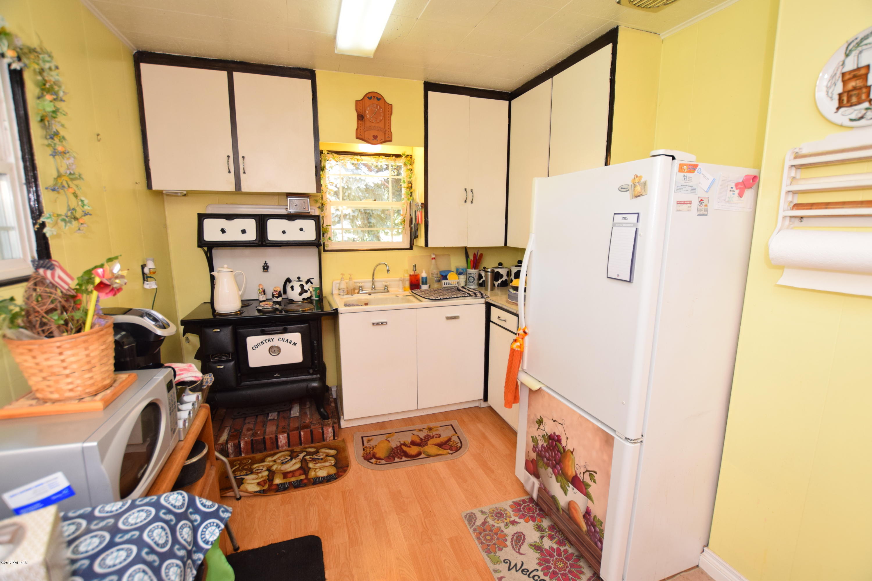 13760 Rutherford Road Yakima, WA 98903 - Photo 7 of 25 a storage room with wooden floor and furniture