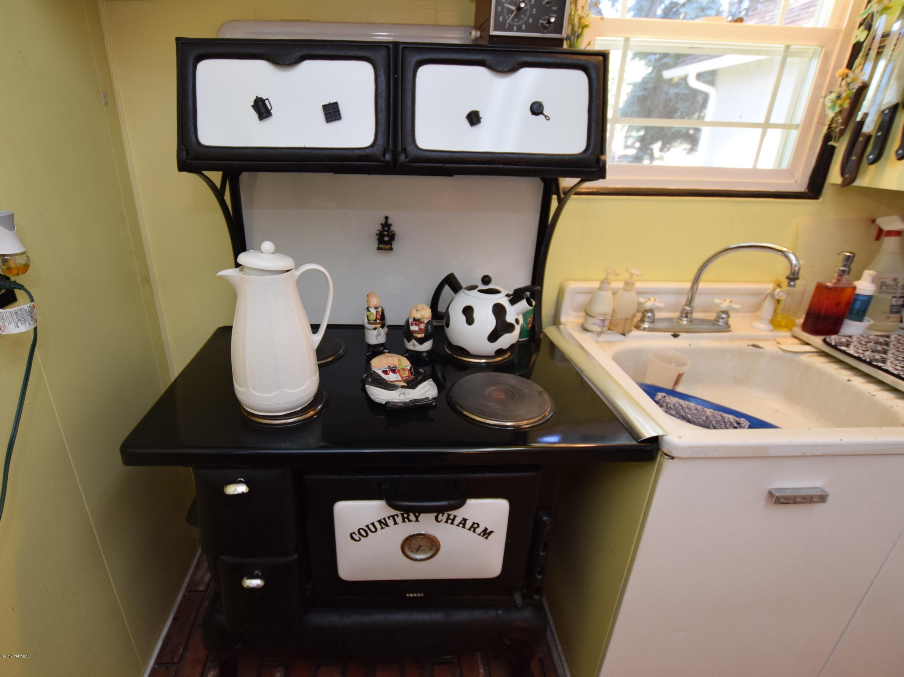 13760 Rutherford Road Yakima, WA 98903 - Photo 8 of 25 a kitchen with a sink and a stove with a dining table