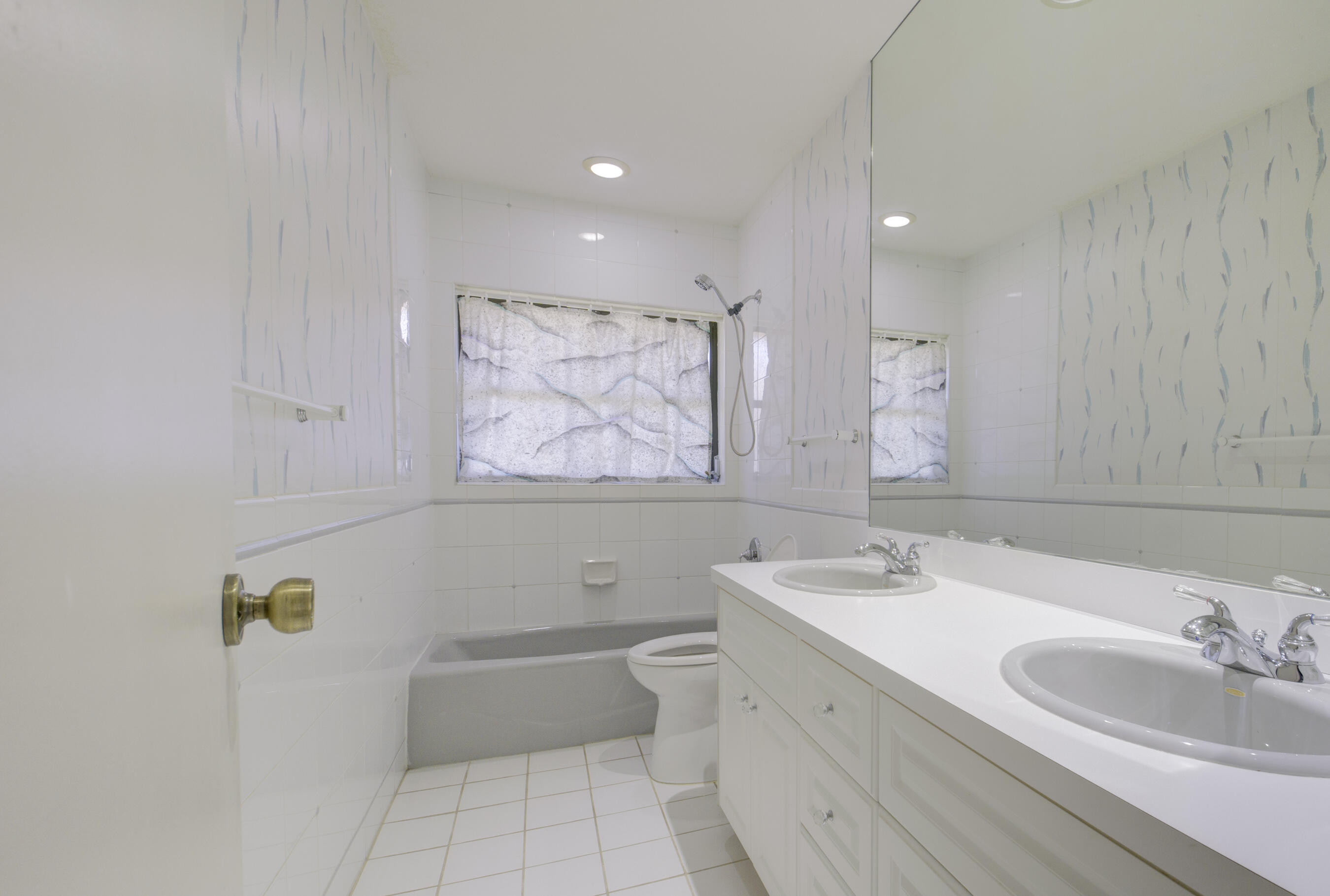 7441 Estrella Circle Boca Raton, FL 33433 - Photo 33 of 57 BATHROOM 3