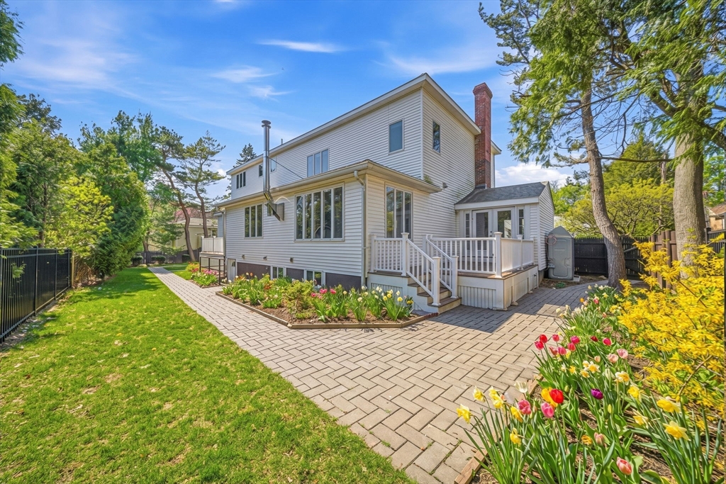124 Deborah Road Newton, MA 02459 - Photo 5 of 39