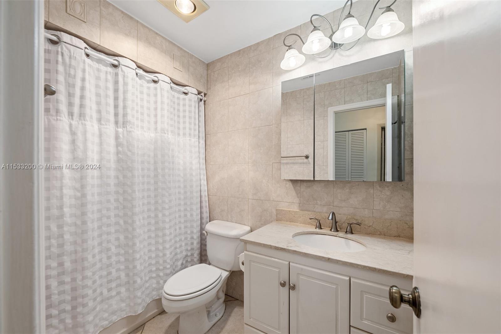113 Kensington Road Hollywood, FL 33021 - Photo 21 of 32 2nd full bathroom