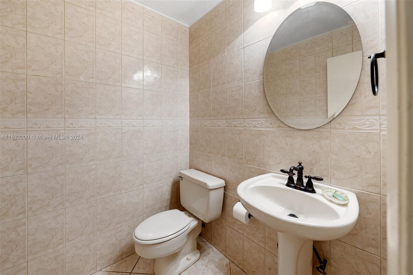 113 Kensington Road Hollywood, FL 33021 - Photo 22 of 32 Guest bathroom