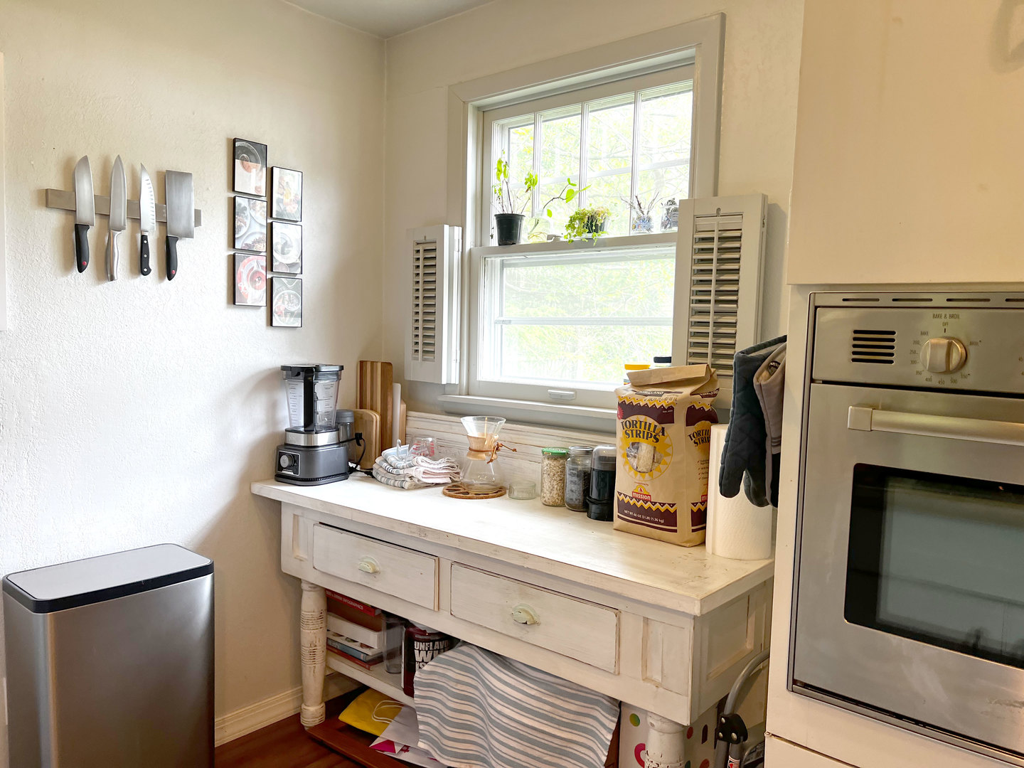 1108 West Daniel Street Champaign, IL 61821 - Photo 15 of 55 a bathroom with a sink a stove and a window