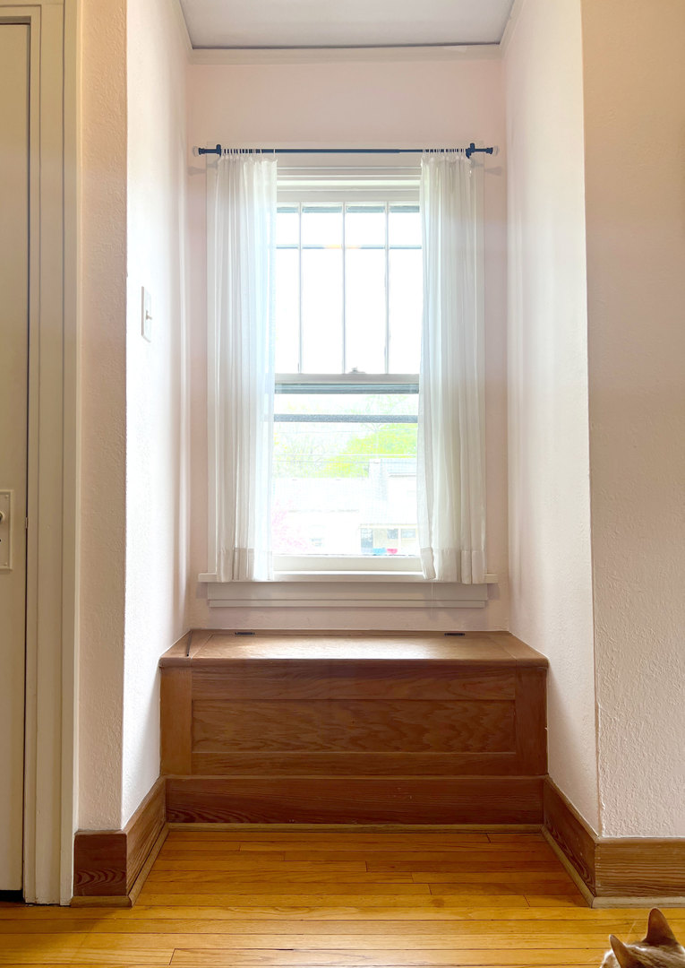 1108 West Daniel Street Champaign, IL 61821 - Photo 23 of 55 a bathroom with a bathtub and next to a window