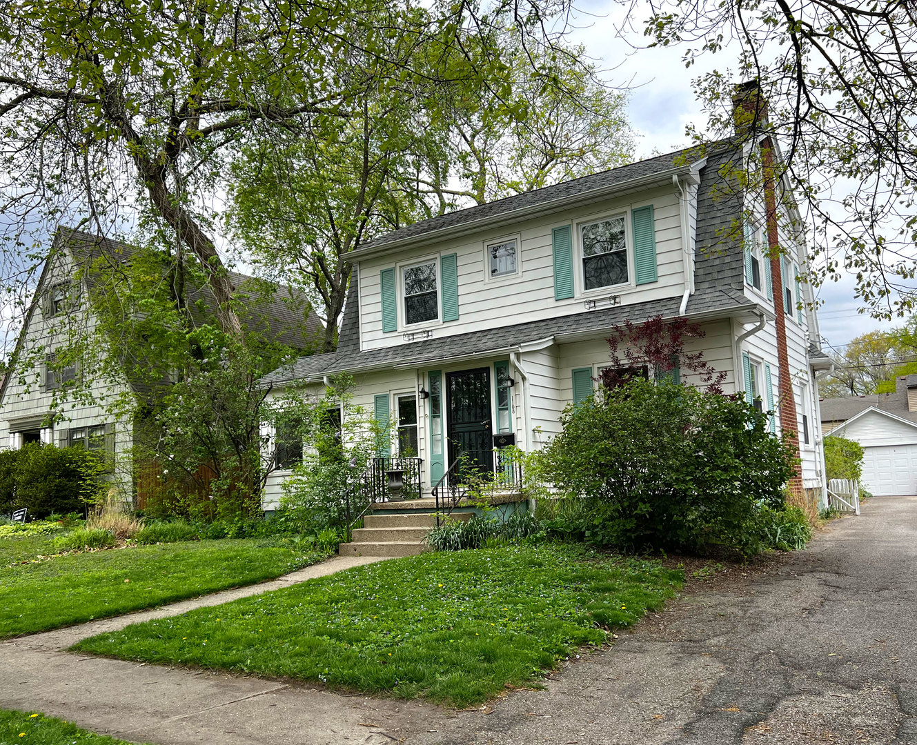 1108 West Daniel Street Champaign, IL 61821 - Photo 43 of 55 a front view of a house with a yard