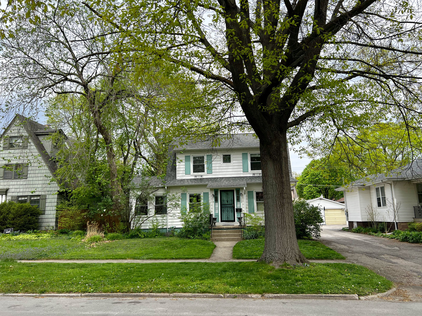 1108 West Daniel Street Champaign, IL 61821 - Photo 52 of 55 a front view of a house with garden