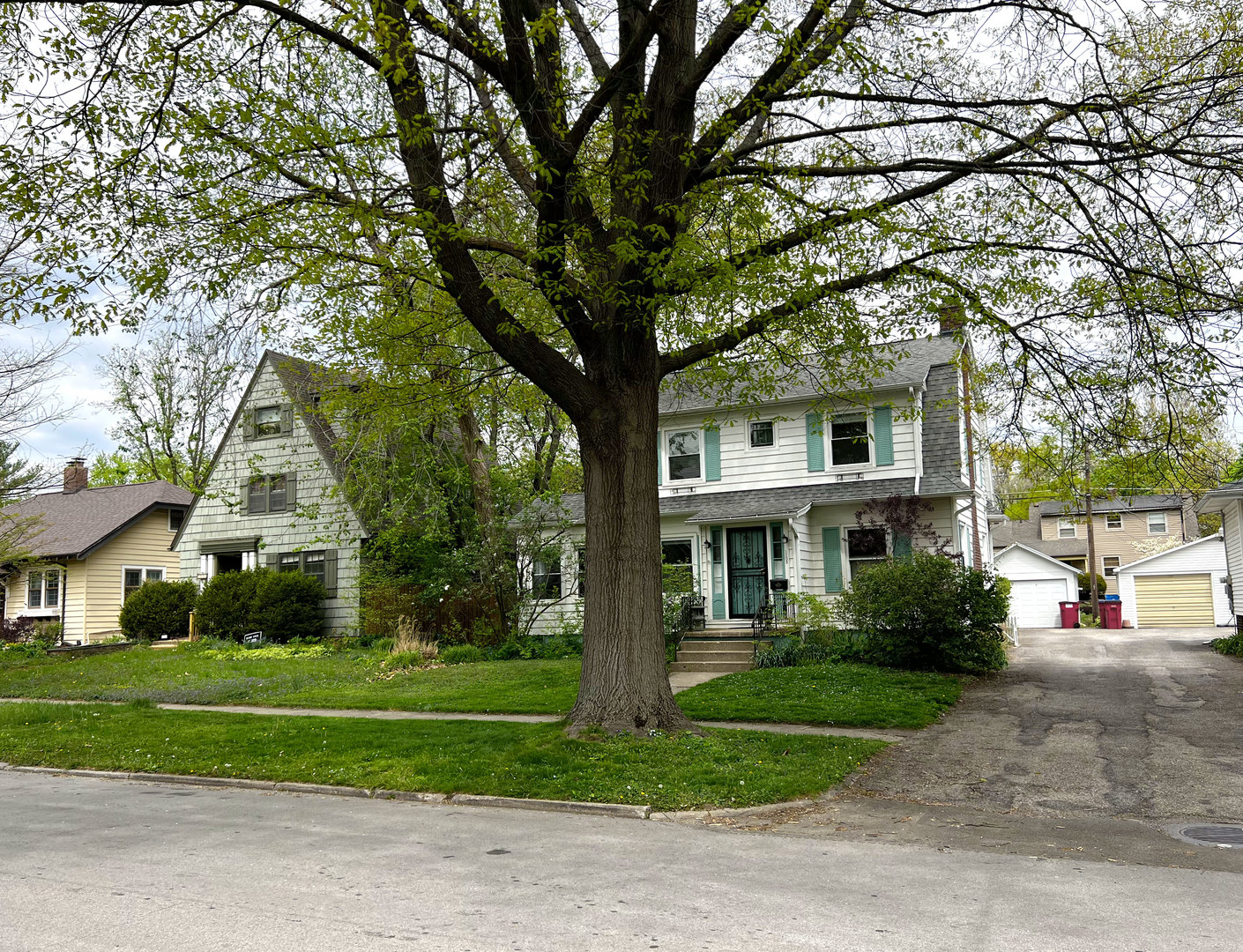1108 West Daniel Street Champaign, IL 61821 - Photo 53 of 55 a front view of a house with a yard