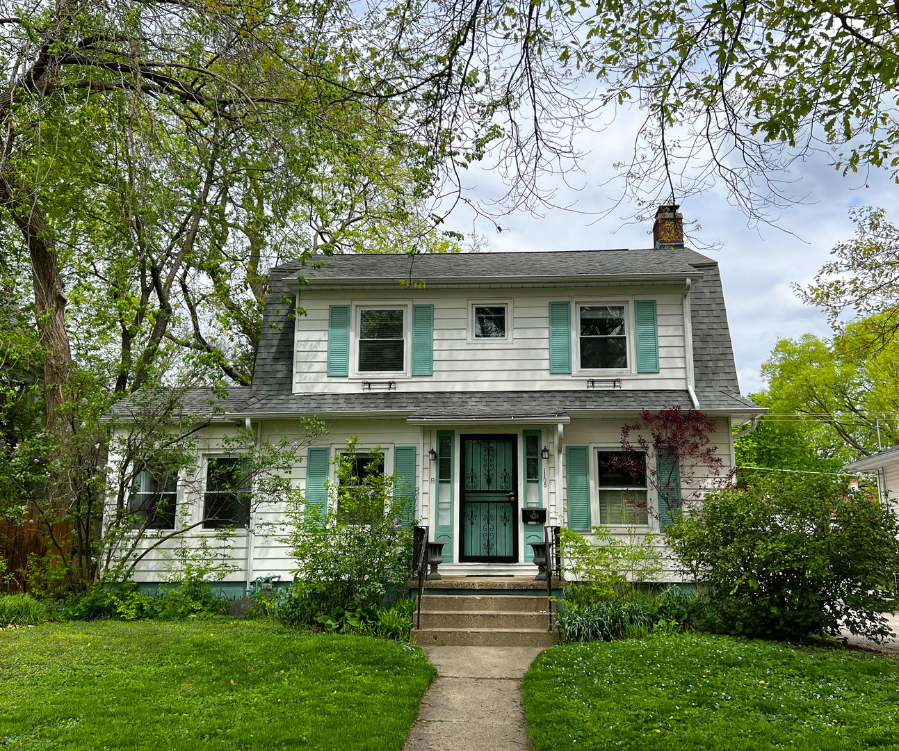 1108 West Daniel Street Champaign, IL 61821 - Photo 55 of 55 front view of a house with a yard