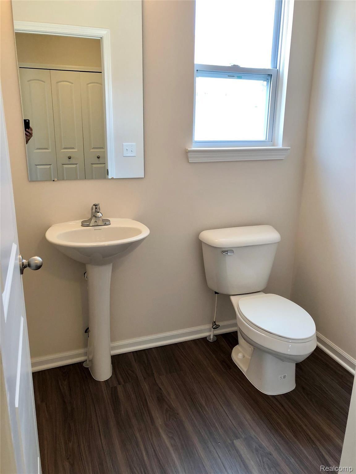 13404 Stamford Road Belleville, MI 48111 - Photo 10 of 24 Powder Room