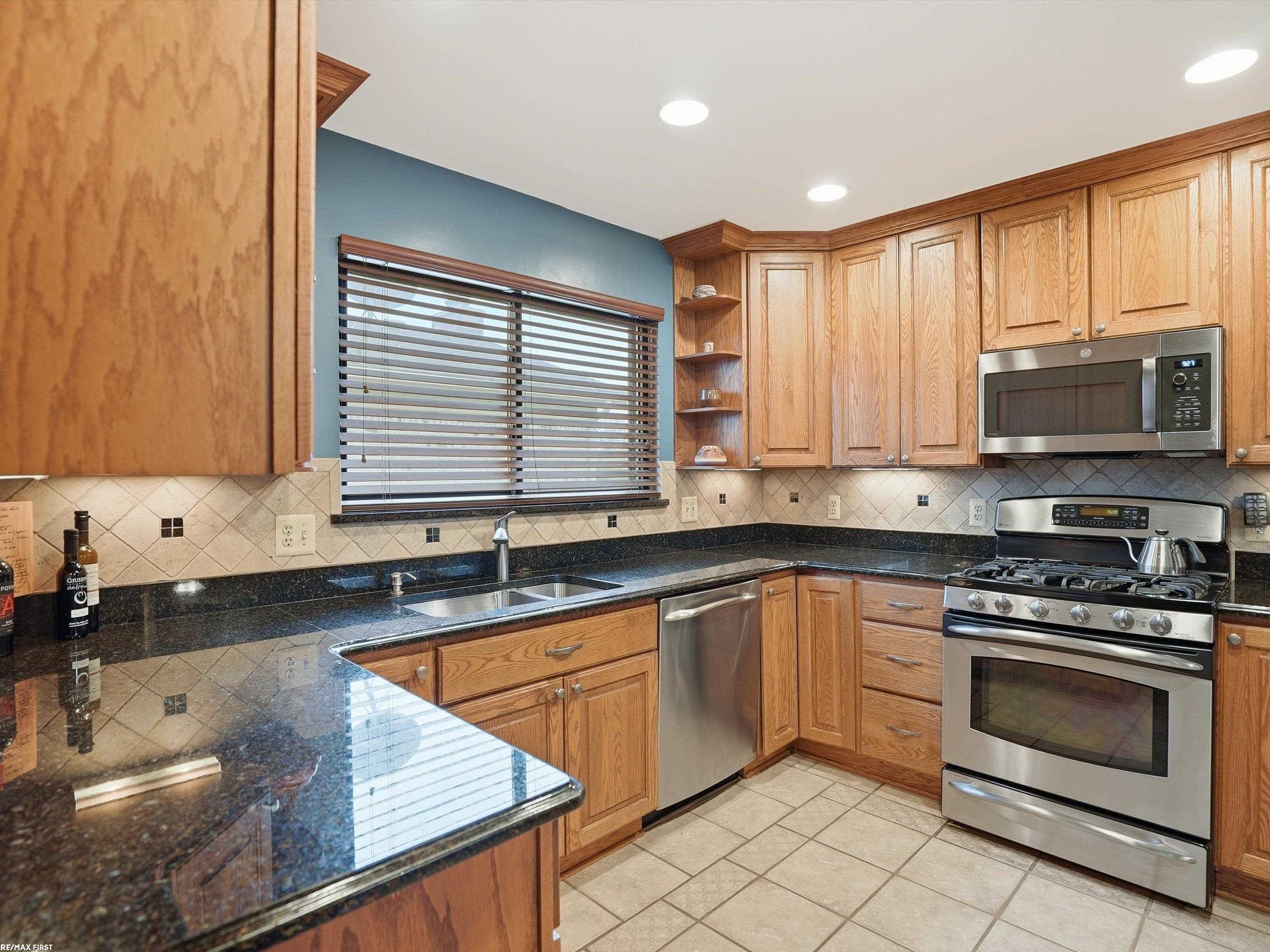 47431 Kathleen Road Macomb, MI 48044 - Photo 13 of 50