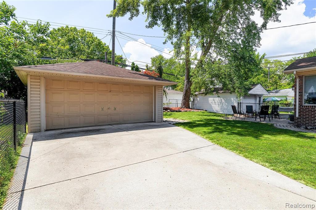 1827 Newcastle Road Grosse Pointe Woods, MI 48236 - Photo 30 of 32