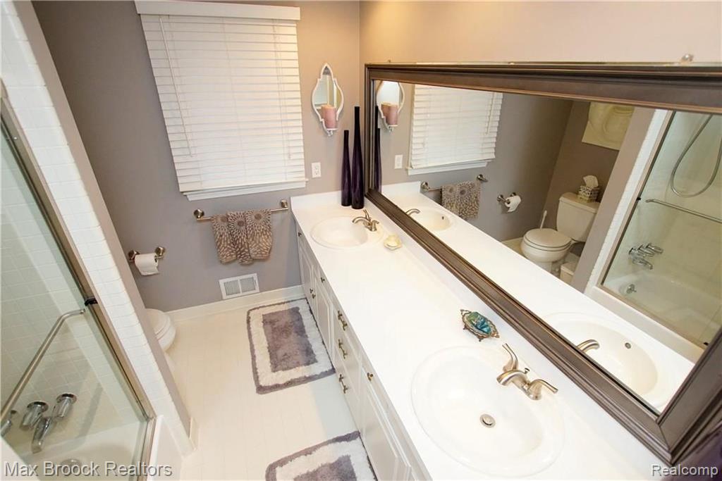 35145 Old Timber Road Farmington Hills, MI 48331 - Photo 38 of 48