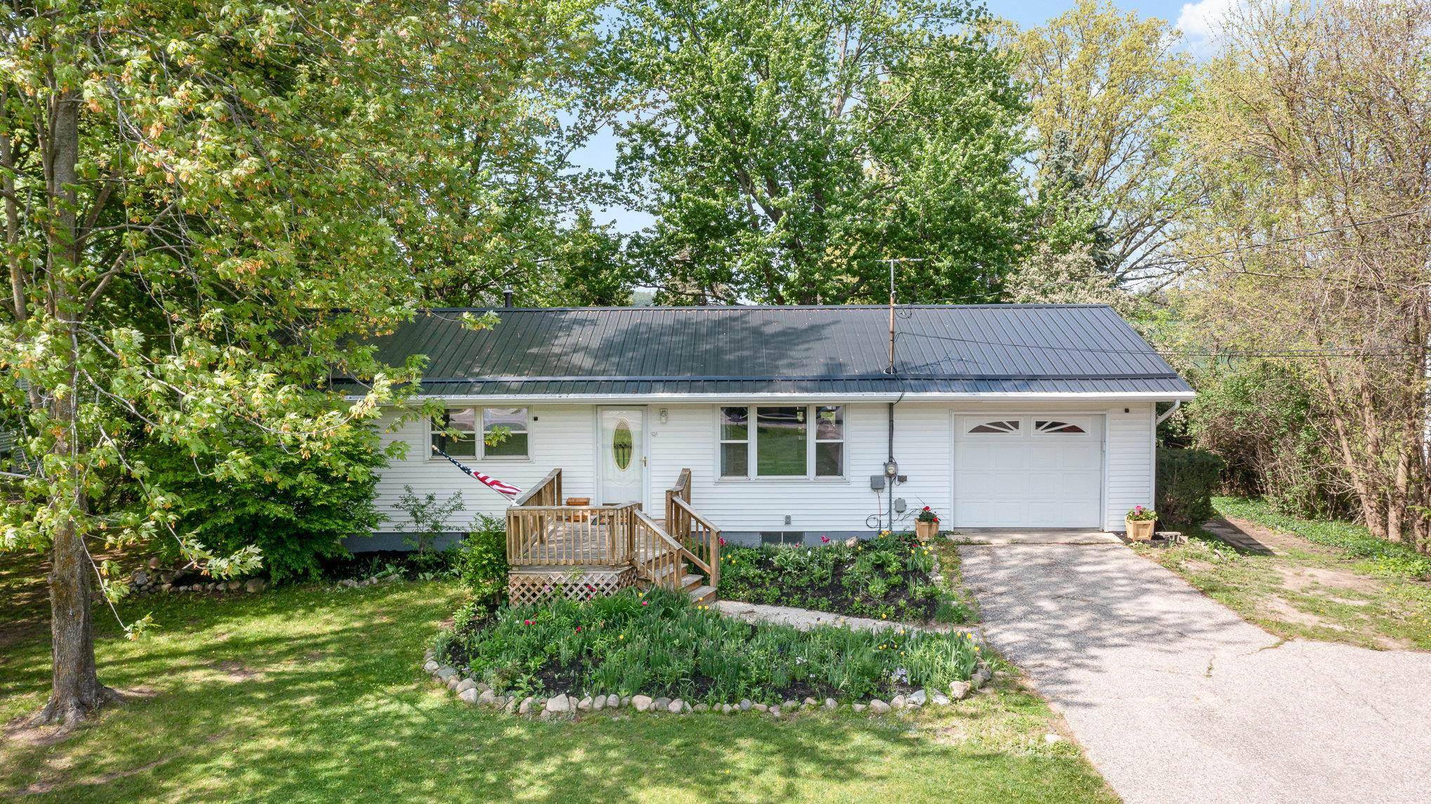 873 East Remus Road Mount Pleasant, MI 48858 - Photo 2 of 26 1933886-89f0c614-7f3a-4d7b-a4ed-3a89314dd85e.JPG