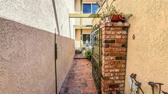 a view of a pathway along the wall