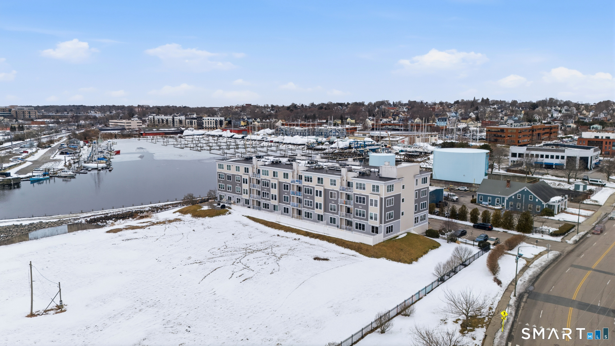 400 Bank Street, Unit 402 New London, CT 06320 - Photo 31 of 35 a view of a terrace