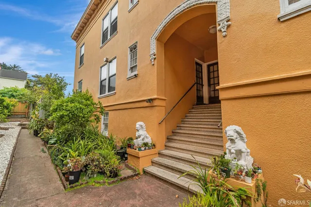 a black and white photo of a room