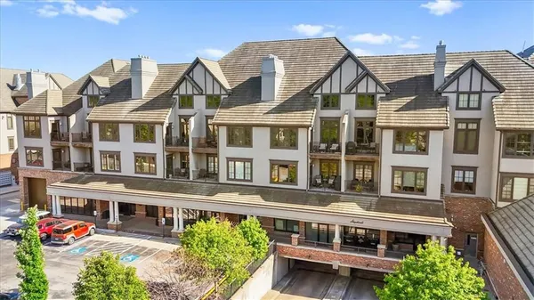 $610,000 | 10511 Mission Road, Unit 305, Leawood, KS 66206