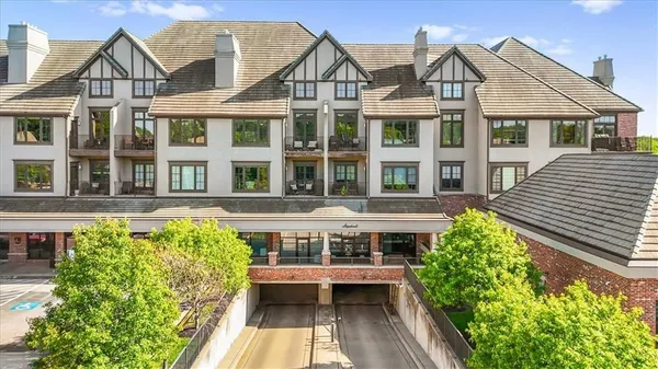 $610,000 | 10511 Mission Road, Unit 305, Leawood, KS 66206