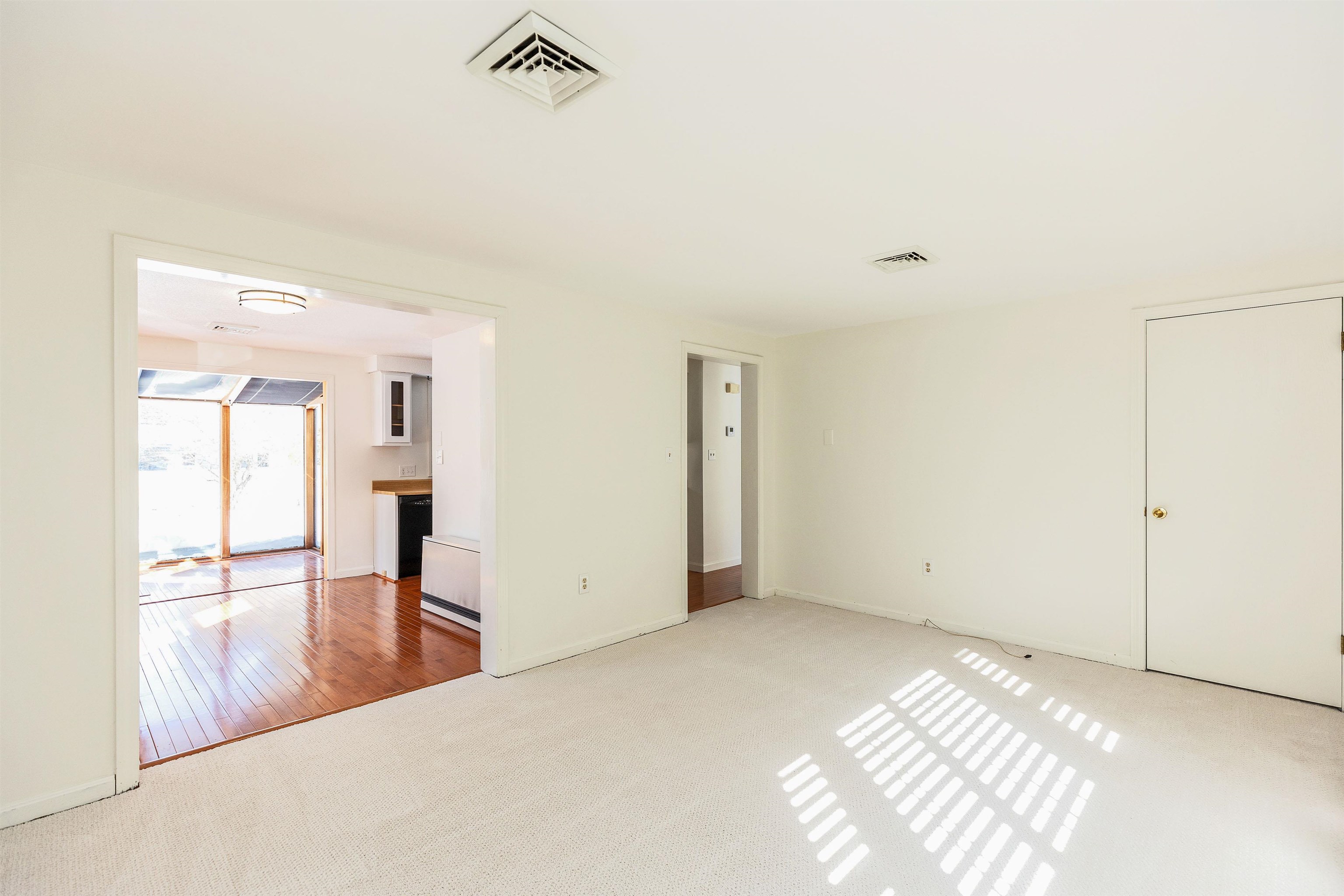 4 Burlington Road Nashua, NH 03062 - Photo 2 of 23