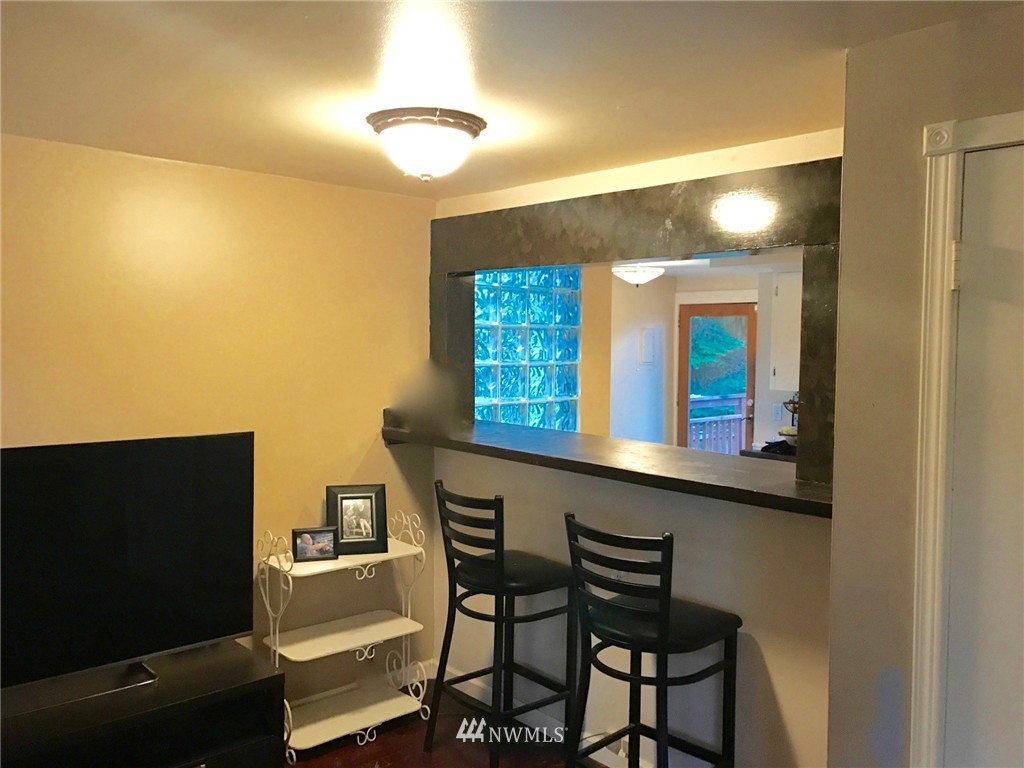 5447 45th Avenue Southwest Seattle, WA 98136 - Photo 4 of 15 Gallery Image 4