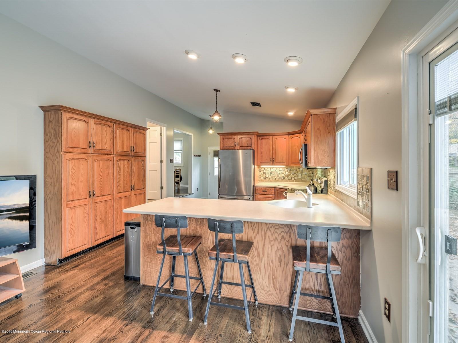 65 Streeker Road Wrightstown, NJ 08562 - Photo 11 of 34 a dining table & chairs in a kitchen