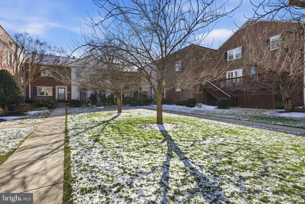 a view of a yard with a house