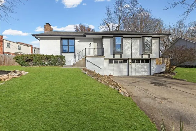 $325,000 | 3709 Northeast Grant Street, Lee's Summit, MO 64064