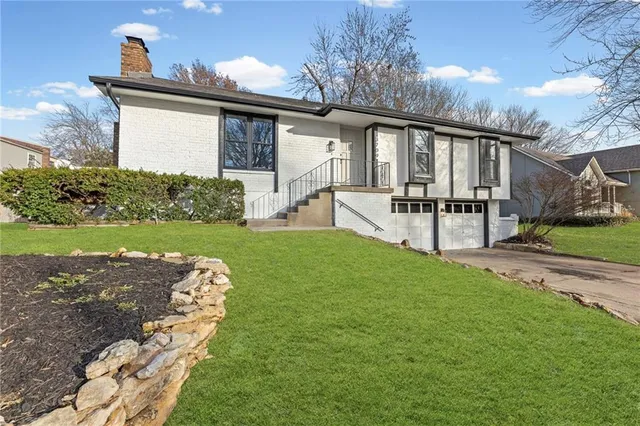 $325,000 | 3709 Northeast Grant Street, Lee's Summit, MO 64064