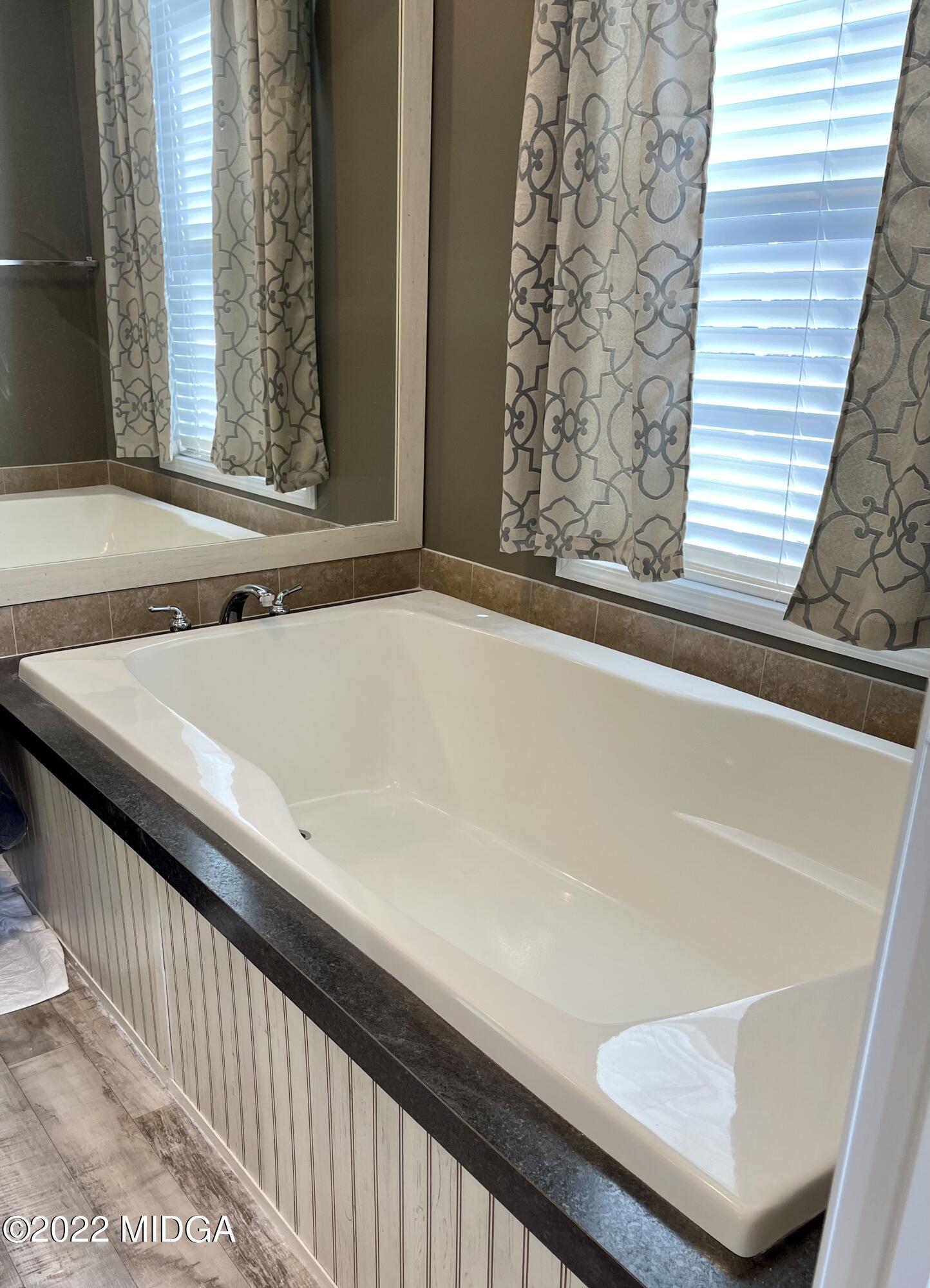 9532 Old Gordon Road Dry Branch, GA 31020 - Photo 13 of 29 a view of a bathtub in a balcony